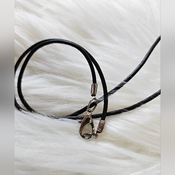 ❌SOLD❌ 🤍Mother of Pearl Necklace🤍 - Picture 2 of 3